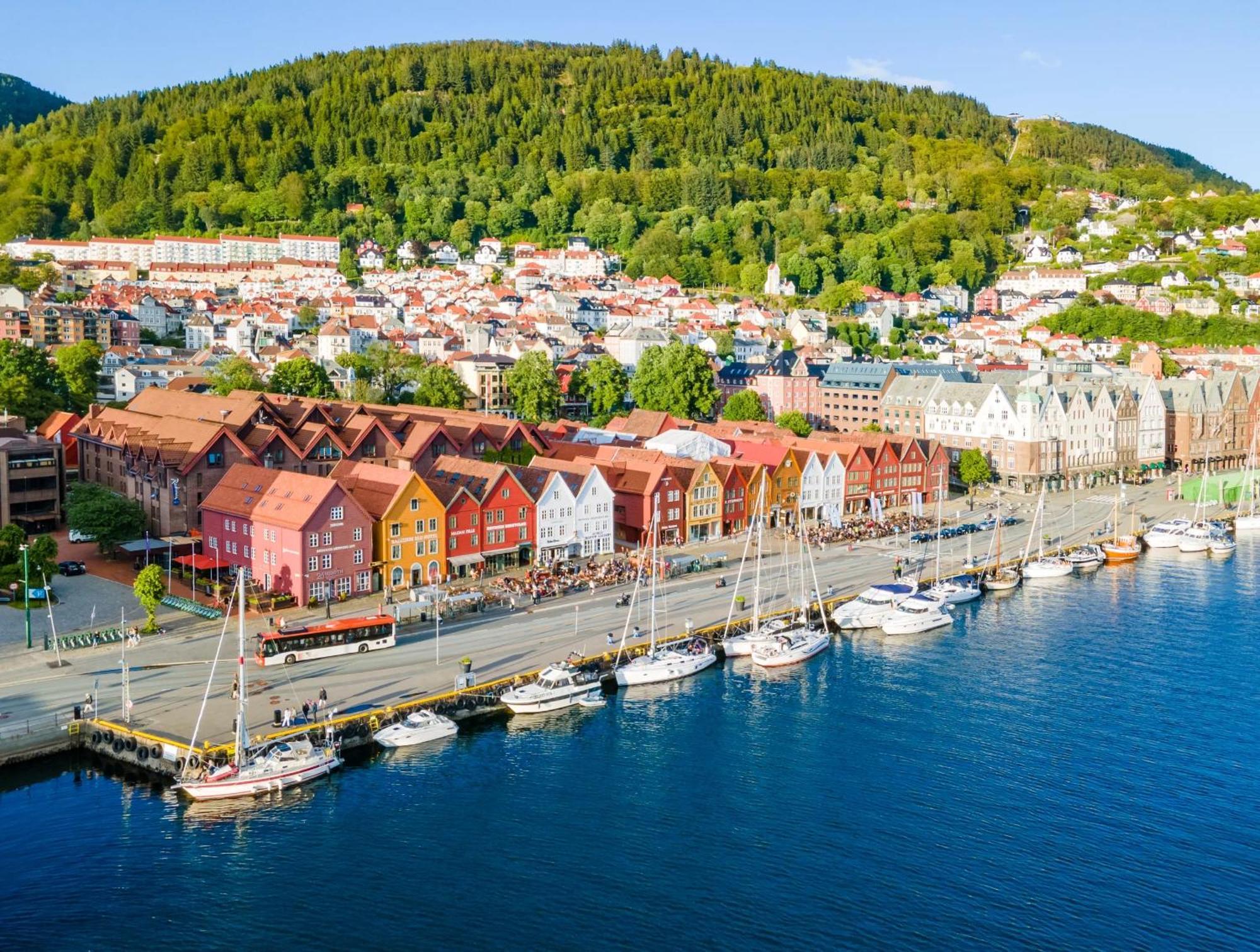 King Bed - Renovated 2024 - 2Br Behind Bryggen Apartment Bergen Exterior photo